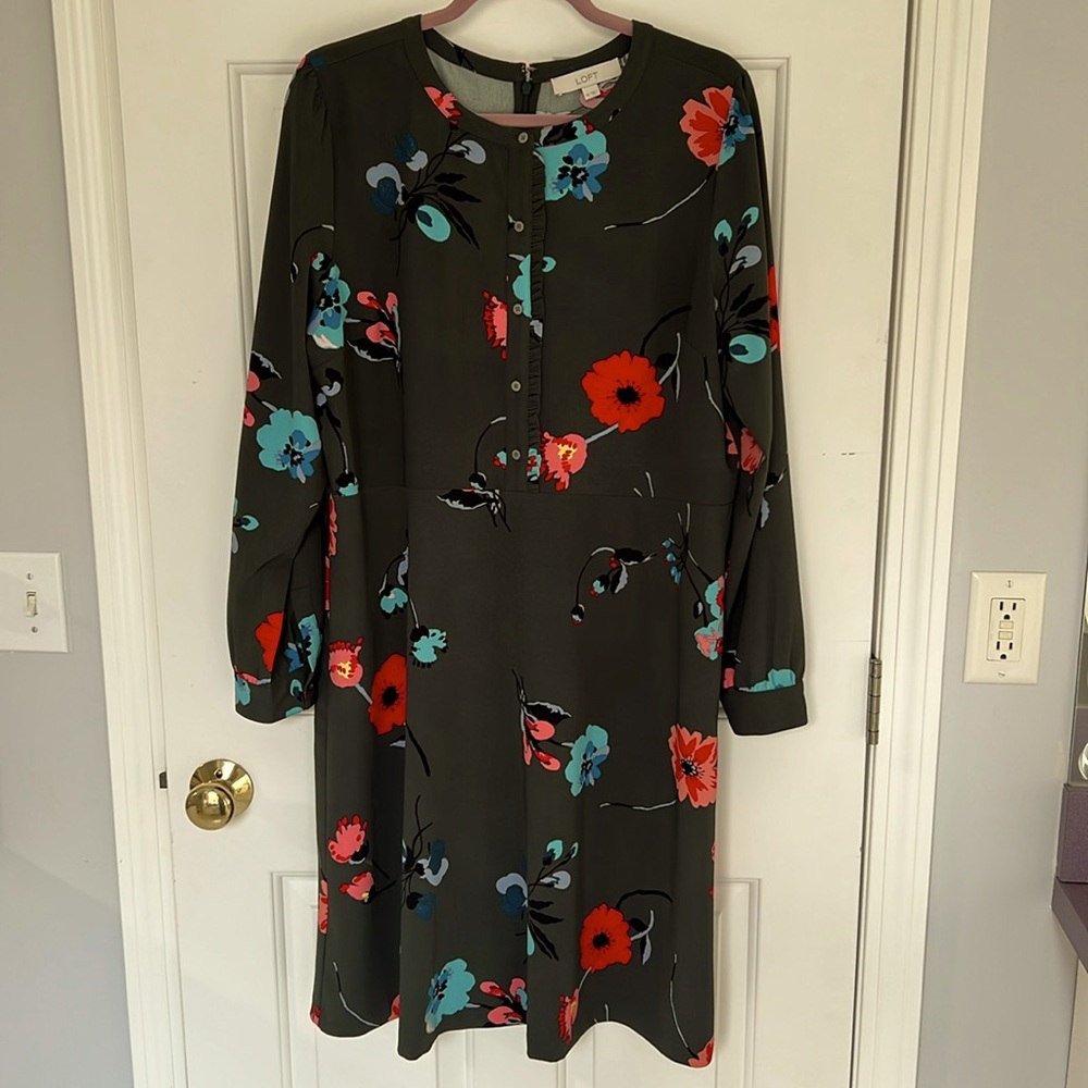 EUC Loft dress in a beautiful green-grey color with bust dart detail.
